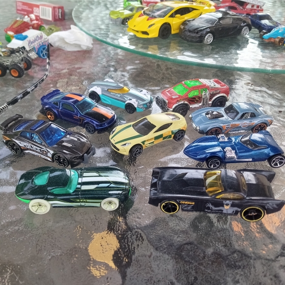 Hot Wheels Bundle 2011 Mattel Aston Martin car toy - Picture 3 of 8